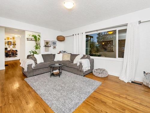 3336 Dundonald Rd, Colwood, BC - Indoor Photo Showing Living Room