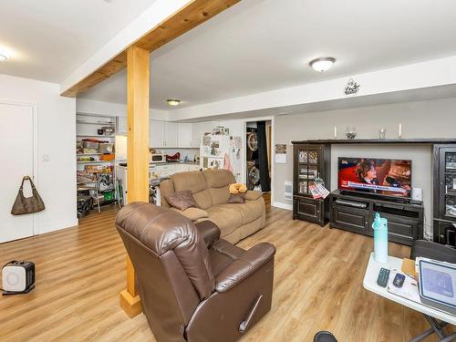 3336 Dundonald Rd, Colwood, BC - Indoor Photo Showing Living Room