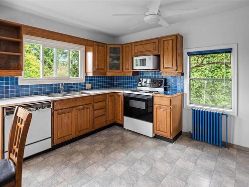 3751 Cadboro Bay Rd, Saanich, BC - Indoor Photo Showing Kitchen With Double Sink