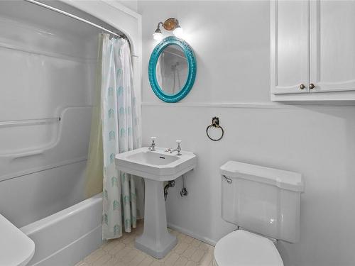 3751 Cadboro Bay Rd, Saanich, BC - Indoor Photo Showing Bathroom
