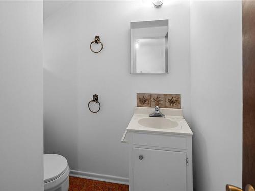 3751 Cadboro Bay Rd, Saanich, BC - Indoor Photo Showing Bathroom