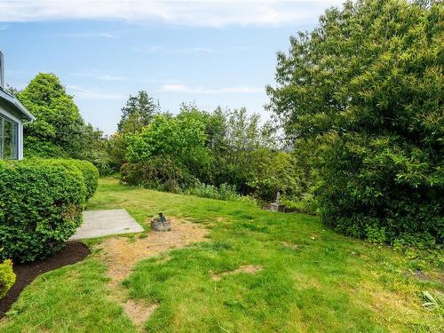 3751 Cadboro Bay Rd, Saanich, BC - Outdoor