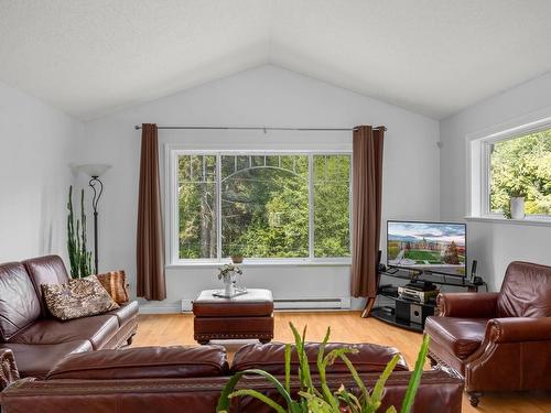 7141 Wright Rd, Sooke, BC - Indoor Photo Showing Living Room