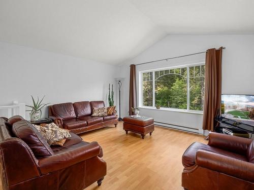 7141 Wright Rd, Sooke, BC - Indoor Photo Showing Living Room