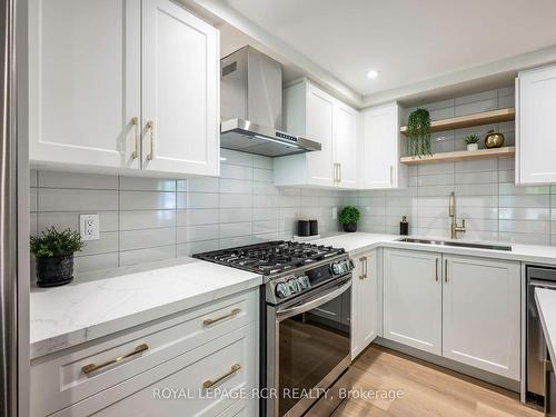 216 Walsh Cres, Orangeville, ON - Indoor Photo Showing Kitchen With Upgraded Kitchen