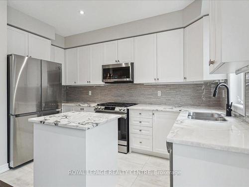 3946 Leonardo St, Burlington, ON - Indoor Photo Showing Kitchen With Double Sink With Upgraded Kitchen