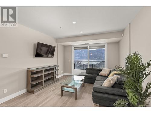 3475 Granite Close Unit# 208, Kelowna, BC - Indoor Photo Showing Living Room