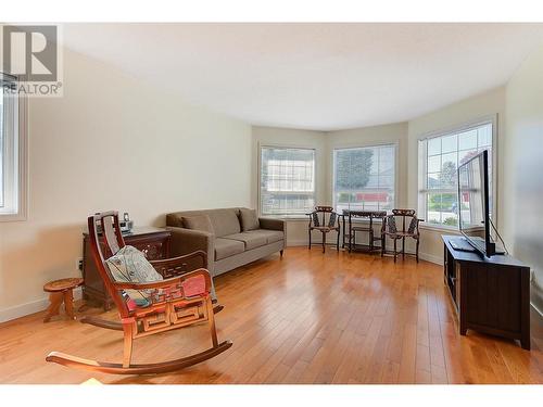 791 Springrose Way, Kelowna, BC - Indoor Photo Showing Living Room