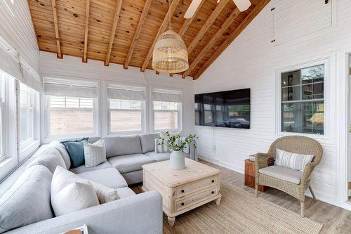 241 Beechwood Avenue, Crystal Beach, ON - Indoor Photo Showing Living Room
