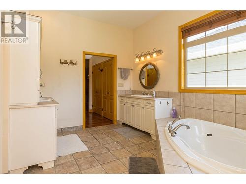 2738 Golf Course Drive, Blind Bay, BC - Indoor Photo Showing Bathroom