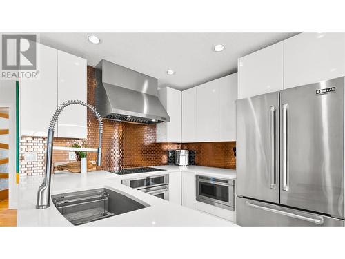 6948 Terazona Drive Unit# 406, Kelowna, BC - Indoor Photo Showing Kitchen With Upgraded Kitchen