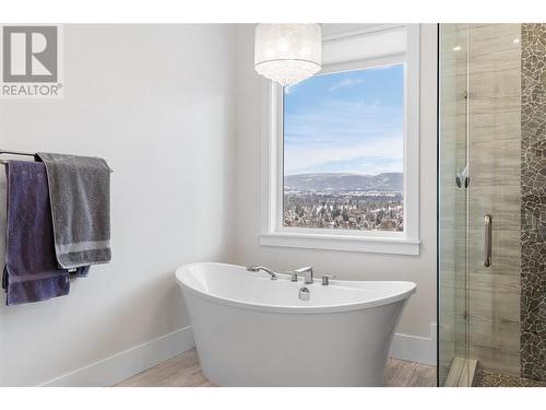 1325 Sladen Crescent, Kelowna, BC - Indoor Photo Showing Bathroom