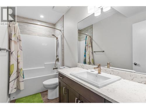 1325 Sladen Crescent, Kelowna, BC - Indoor Photo Showing Bathroom