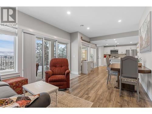 1325 Sladen Crescent, Kelowna, BC - Indoor Photo Showing Living Room