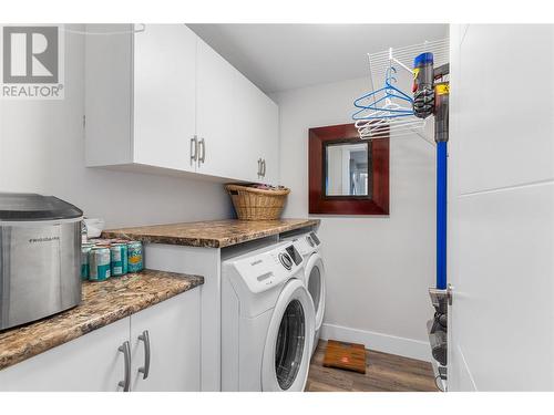 1325 Sladen Crescent, Kelowna, BC - Indoor Photo Showing Laundry Room