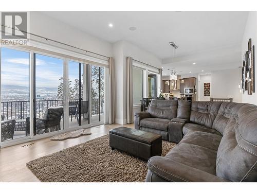 1325 Sladen Crescent, Kelowna, BC - Indoor Photo Showing Living Room