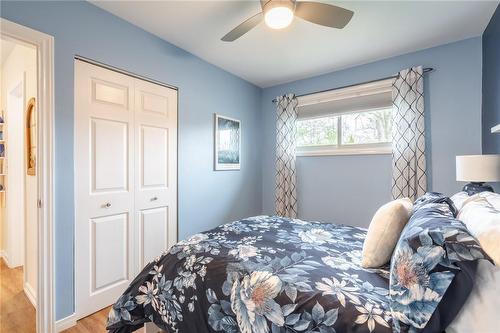 15 Lorraine Drive, Hamilton, ON - Indoor Photo Showing Bedroom