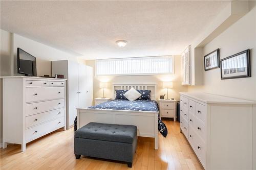 15 Lorraine Drive, Hamilton, ON - Indoor Photo Showing Bedroom