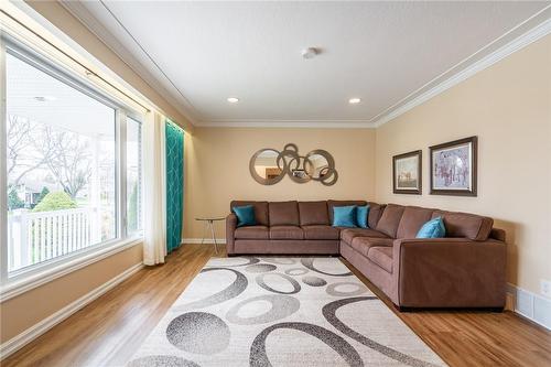 15 Lorraine Drive, Hamilton, ON - Indoor Photo Showing Living Room