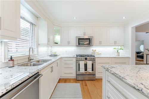 1157 Beechgrove Crescent, Oakville, ON - Indoor Photo Showing Kitchen With Double Sink With Upgraded Kitchen