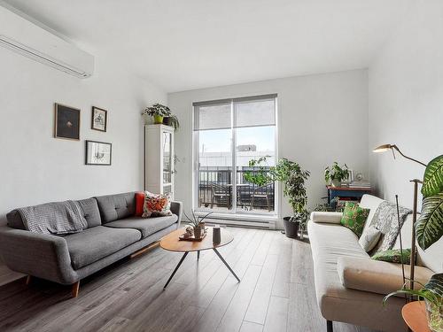 Salon - 304-2390 Rue De Biencourt, Montréal (Le Sud-Ouest), QC - Indoor Photo Showing Living Room