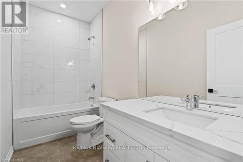 7 - 300 Richmond Street, Thorold, ON - Indoor Photo Showing Bathroom