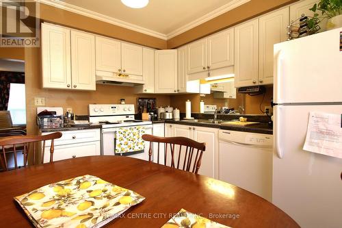 36 - 135 Belmont Drive, London, ON - Indoor Photo Showing Kitchen With Double Sink