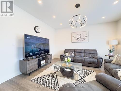 3293 Homestead Drive, Hamilton, ON - Indoor Photo Showing Living Room