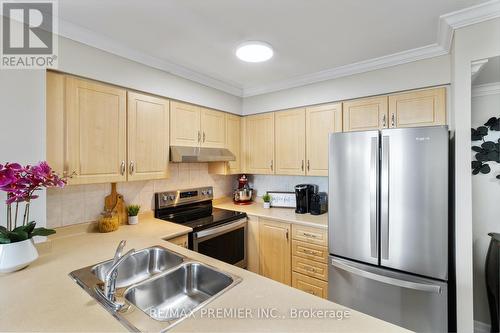 816 - 9 Northern Heights Drive, Richmond Hill, ON - Indoor Photo Showing Kitchen With Double Sink