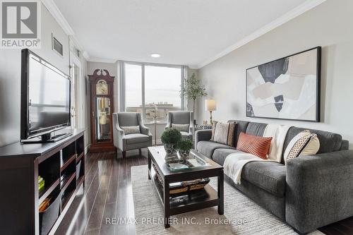 816 - 9 Northern Heights Drive, Richmond Hill, ON - Indoor Photo Showing Living Room