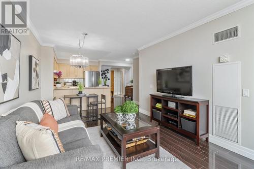 816 - 9 Northern Heights Drive, Richmond Hill, ON - Indoor Photo Showing Living Room