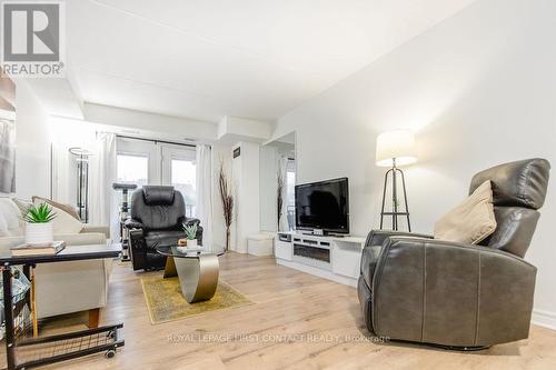 213 - 486 Laclie Street, Orillia, ON - Indoor Photo Showing Living Room