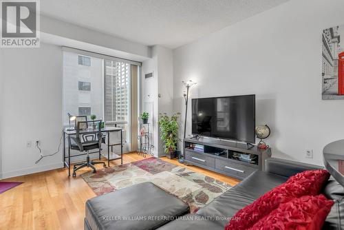 1014 - 85 Bloor Street E, Toronto, ON - Indoor Photo Showing Living Room