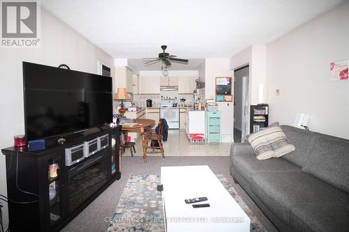 318 College Avenue, Oshawa, ON - Indoor Photo Showing Living Room
