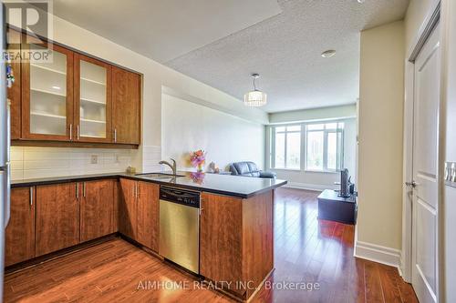 411 - 111 Upper Duke Crescent, Markham, ON - Indoor Photo Showing Kitchen