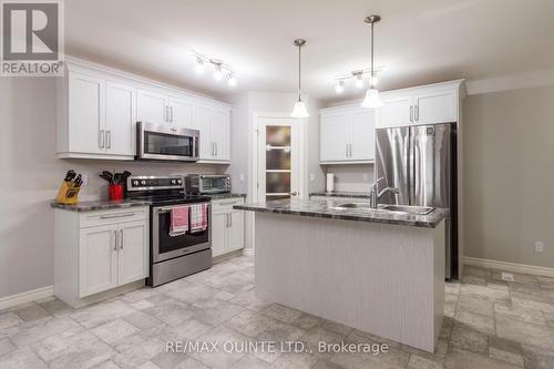 89 Aldersgate Drive, Belleville, ON - Indoor Photo Showing Kitchen With Upgraded Kitchen