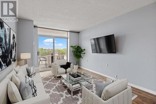 628 - 650 Lawrence Avenue W, Toronto, ON - Indoor Photo Showing Living Room