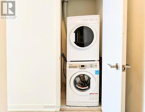 520 - 30 Nelson Street, Toronto, ON - Indoor Photo Showing Laundry Room