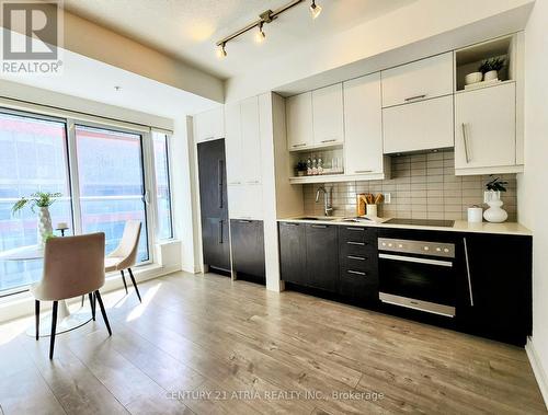 520 - 30 Nelson Street, Toronto, ON - Indoor Photo Showing Kitchen
