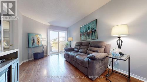 1250 Ormond Drive, Oshawa, ON - Indoor Photo Showing Living Room