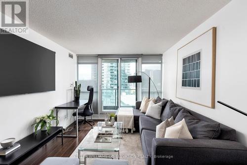 1255 - 209 Fort York Boulevard, Toronto, ON - Indoor Photo Showing Living Room