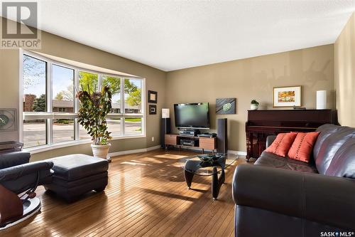 673 Dalgliesh Drive, Regina, SK - Indoor Photo Showing Living Room