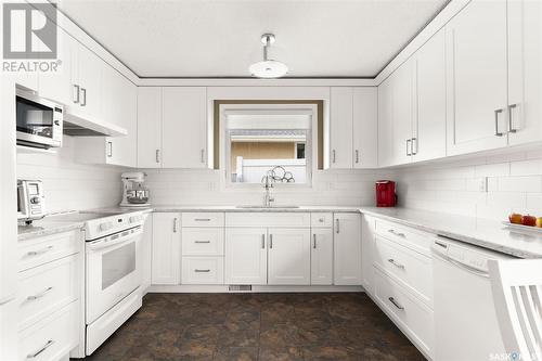673 Dalgliesh Drive, Regina, SK - Indoor Photo Showing Kitchen With Upgraded Kitchen