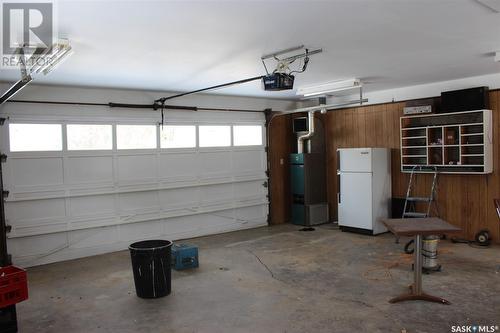 196 4Th Street E, Shaunavon, SK - Indoor Photo Showing Garage