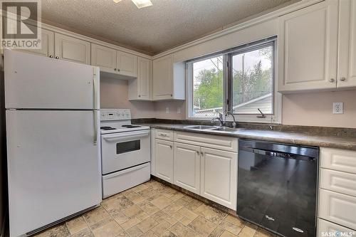 346 Retallack Street, Regina, SK - Indoor Photo Showing Kitchen With Double Sink
