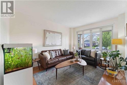 222 Allgrove Way, Ottawa, ON - Indoor Photo Showing Living Room