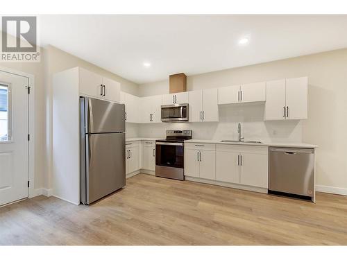 1229 Lone Pine Drive, Kelowna, BC - Indoor Photo Showing Kitchen