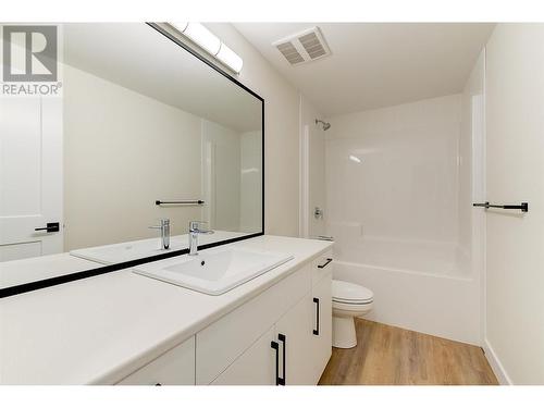 1229 Lone Pine Drive, Kelowna, BC - Indoor Photo Showing Bathroom