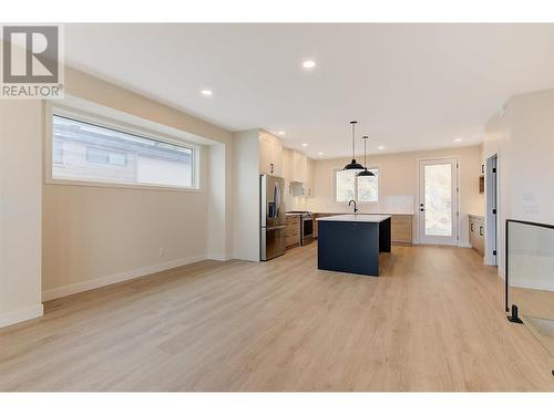 1229 Lone Pine Drive, Kelowna, BC - Indoor Photo Showing Kitchen