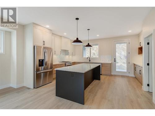 1229 Lone Pine Drive, Kelowna, BC - Indoor Photo Showing Kitchen With Upgraded Kitchen